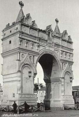 Триумфальная арка.Построена в 1891 году в честь приезда наследника престола Николая 2. Архитектор Буковецкий. Снесена после наводнения в 1928 году. В настоящее время практически полностью восстановлена (остались отделочные работы) Триумфальная арка