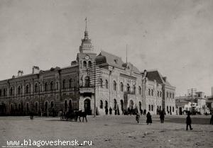 Универсальный магазин ТД «Кунст и Альберс»..Вид с улицы Большой (Ленина).В современном значении здание Амурского областного краеведческого музея им. Г.С. Новикова-Даурского. Универсальный магазин ТД «Кунст и Альберс».