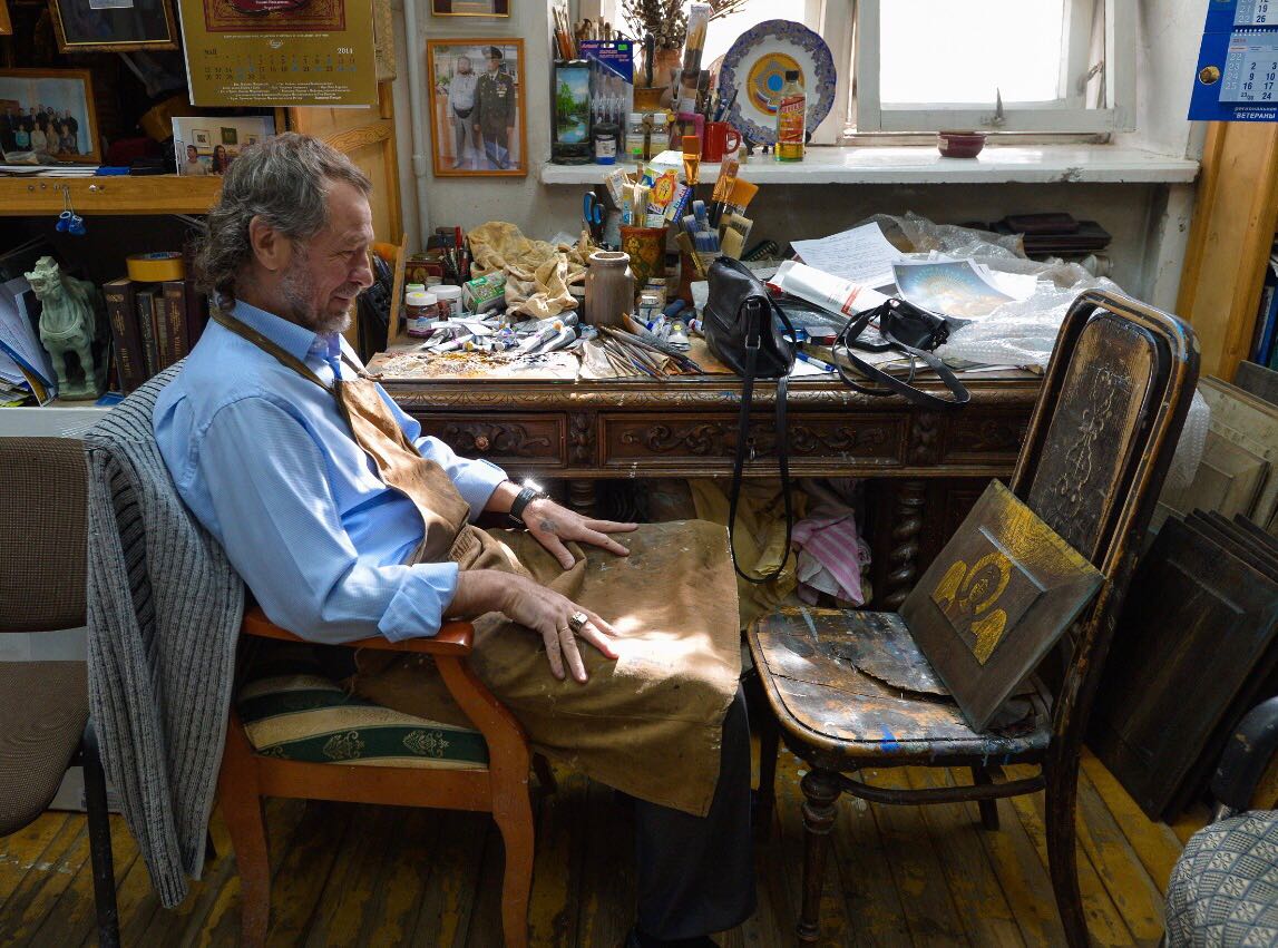 Александр Тихомиров в мастерской за работой. 2015 г. 1.jpg