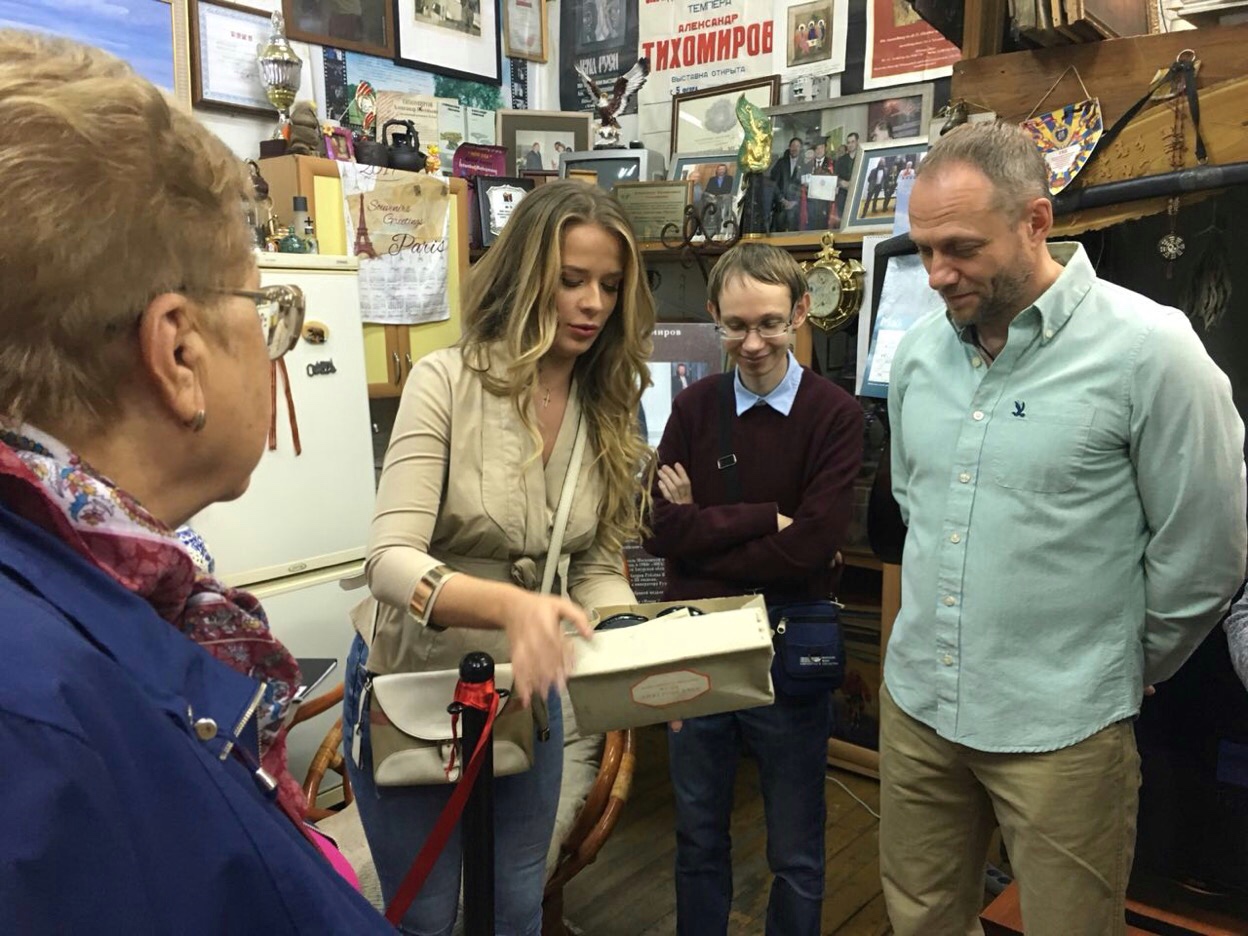 Елена Тихомирова (дочь художника) ведёт экскурсию в Музее-мастерской А. Тихомирова. Сентябрь 2018 г. 3.jpeg