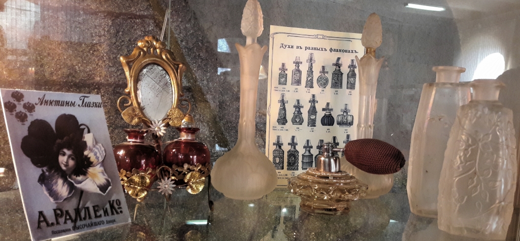 Флаконы для духов и душистой воды. Российская империя, кон. XIX - нач ХХ вв. 20170303_155418.jpg