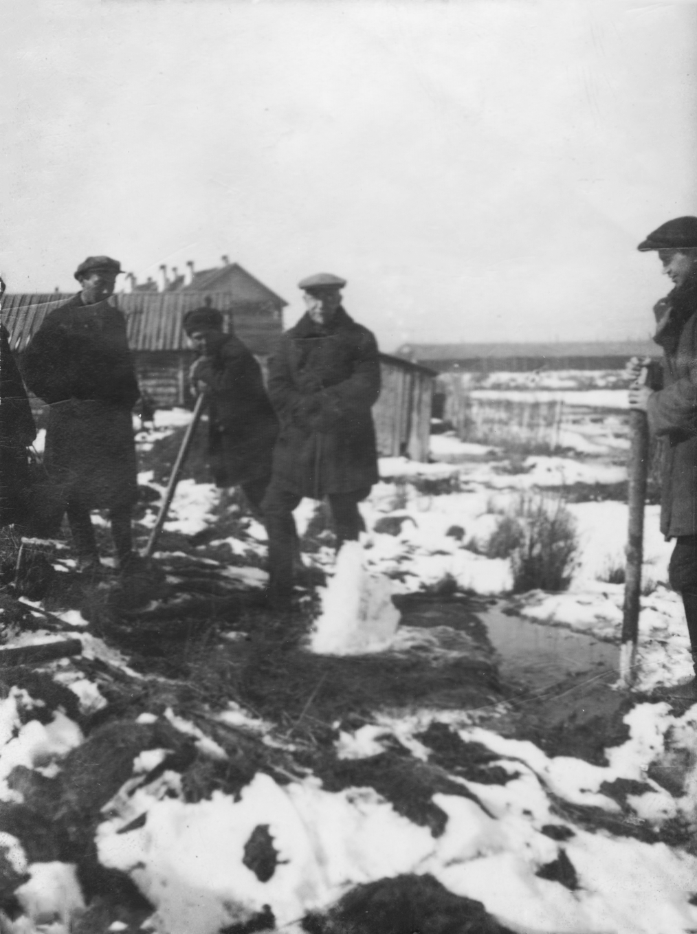 На объекте опытной мерзлотной станции. В центре - инженер Н.И. Быков. Сковородино, 1930-е гг. 7%20%D0%9D.%D0%92.%201843.6..png