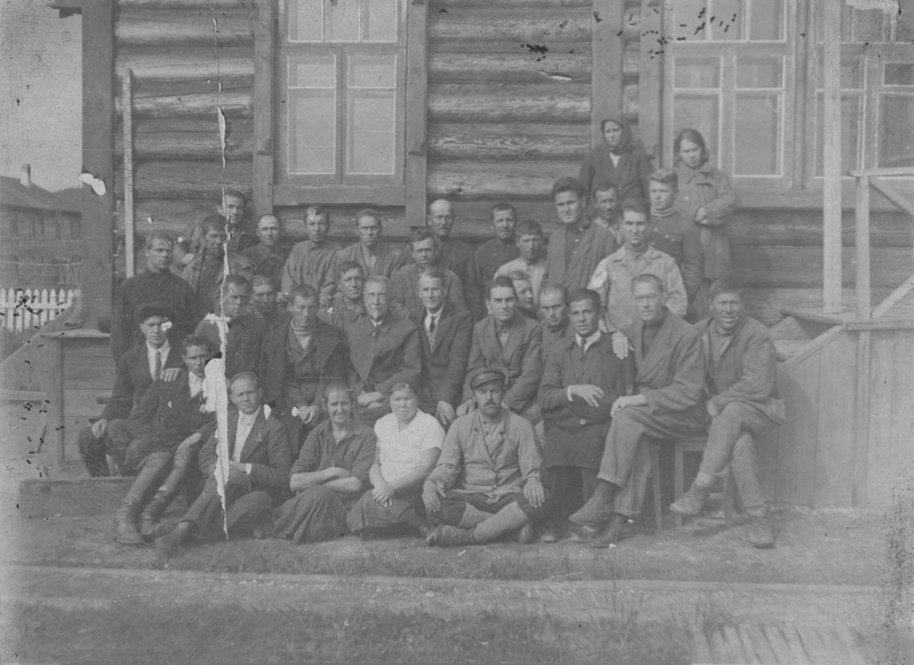 Сотрудники опытной мерзлотной станции. В центре - инженер Н.И. Быков. Сковородино, 1930-е гг. 8%20%D0%9D.%D0%92.%201843.7..png