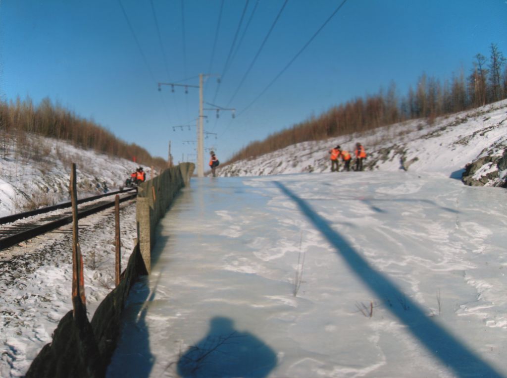 Сезонный гидролакколит (налёдное явление) у основания насыпи. Амурская обл., ст. Северомуйск, разъезд Казанкан. 2000-е гг. 9..jpg