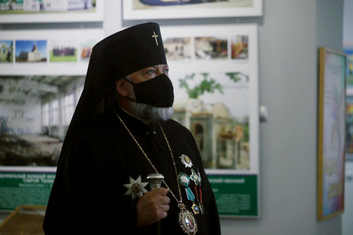 Архиепископ Благовещенский и Тындинский Лукиан посетил выставку, посвященную его юбилею