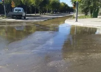 Из-за порыва на старом водоводе в Благовещенске подтопило улицу Горького