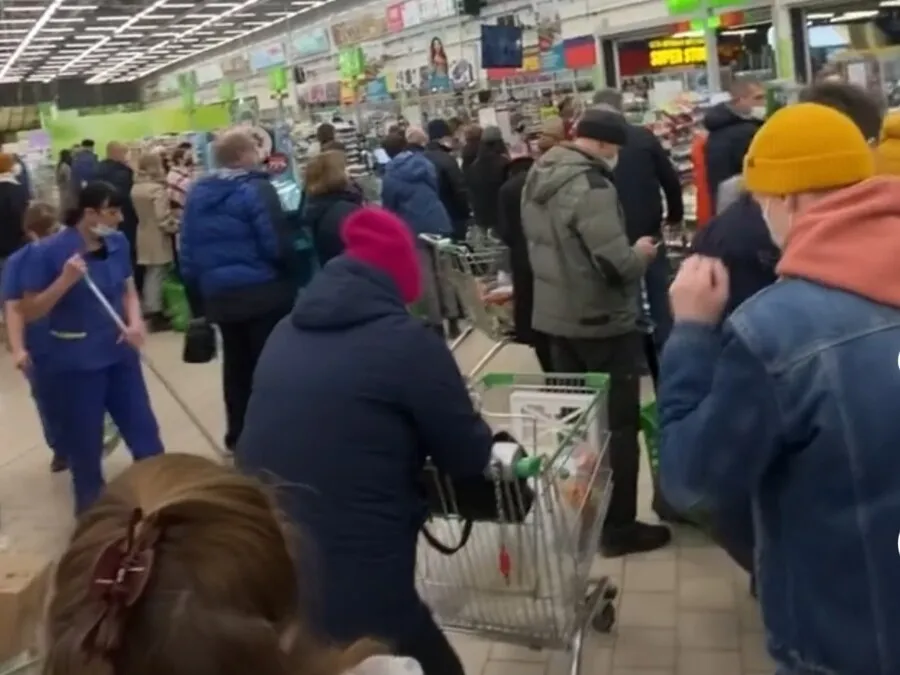 Длинные выходные близко: благовещенцы массово скупают продукты в супермаркетах