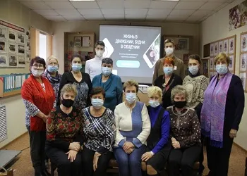 Благовещенских пенсионеров научили делать покупки онлайн