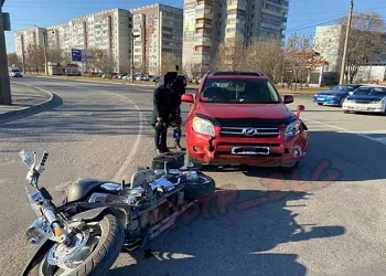 В Благовещенске на Калининском кольце произошла авария с мотоциклом