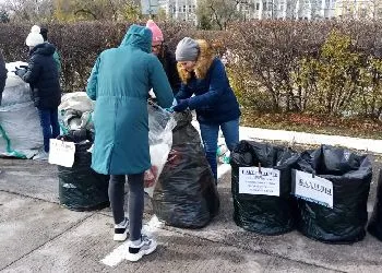 Благовещенцы принесли на переработку сотни использованных бахил и старые телефоны