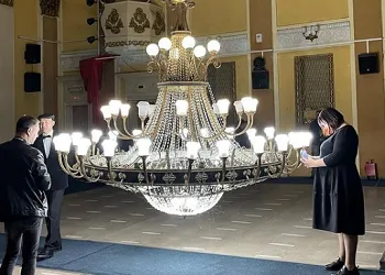 Огромную люстру АОДНТ в Благовещенске сняли на время реставрации