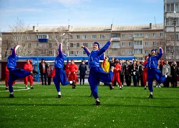 На новом стадионе благовещенской школы №2 отпраздновали День отца