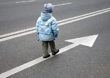 В Свободном искали родителей мальчика, оказавшегося на дороге