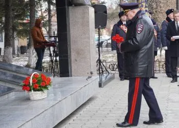 Память погибшего на посту инспектора ДПС увековечили в Благовещенске