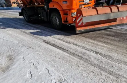 Благовещенские службы борются с последствиями снегопада