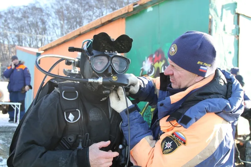 Камчатские водолазы-спасатели провели тренировочные погружения в акватории Авачинской губы