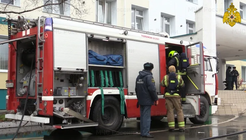 Сахалинские огнеборцы МЧС России провели пожарно-тактические учения в средней школе (видео)