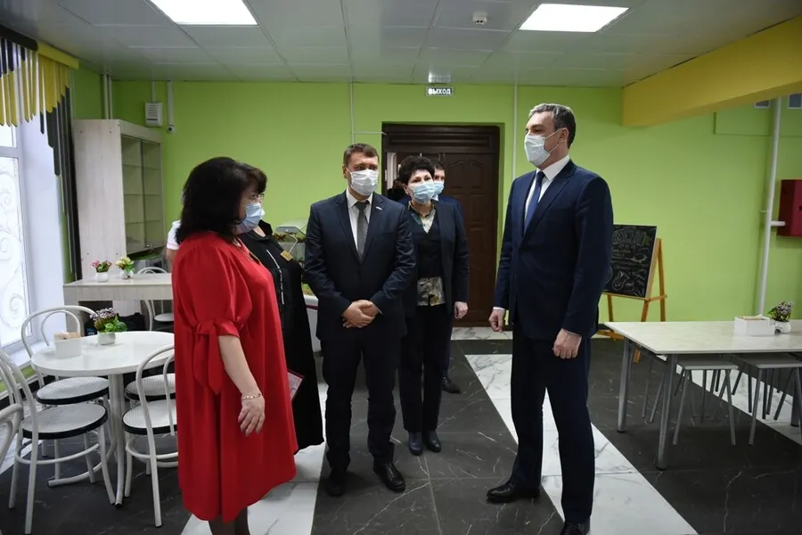 Губернатор Василий Орлов посетил гимназию №2 в Тынде