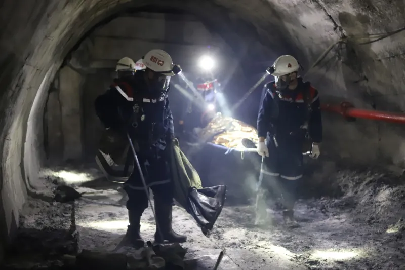 Горноспасатели МЧС России подняли на поверхность из шахты «Листвяжной» двух погибших шахтеров