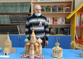 Амурчанин создает мини-копии храмов и кукольные домики