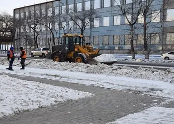 В Благовещенске продолжается уборка дорог и тротуаров