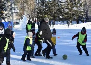 В Райчихинске сыграли в футбол на снегу