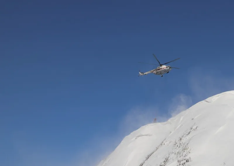 На Сахалине произвели принудительный спуск лавин при помощи вертолёта МЧС России