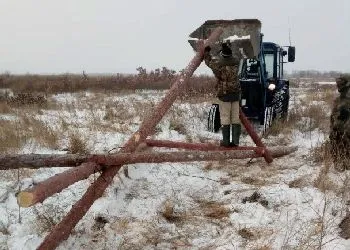 В Ивановском районе устанавливают новые опоры для гнезд аистов