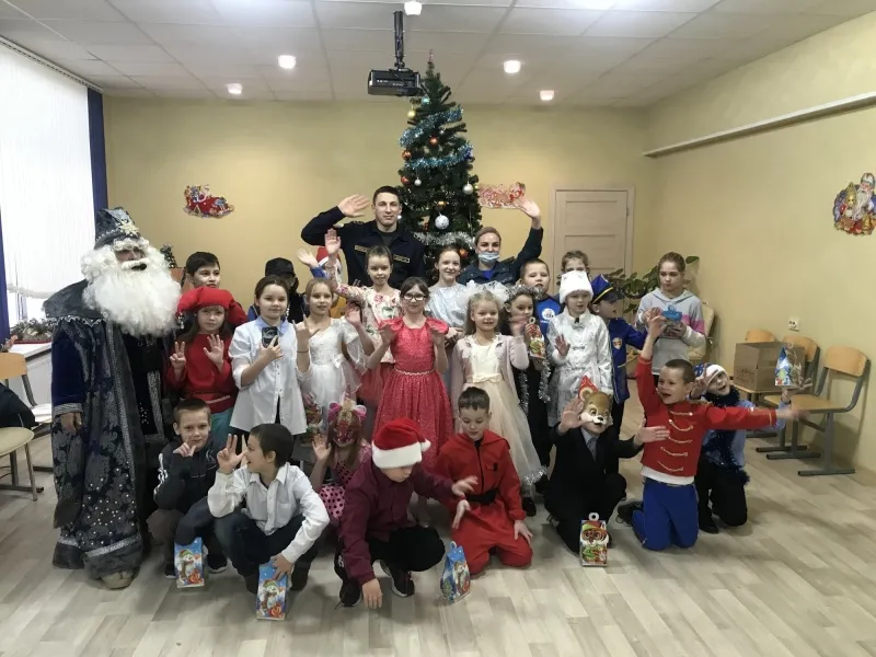 Сотрудники МЧС России провели акцию «Новогодние волшебники» для детей Ленинградской области