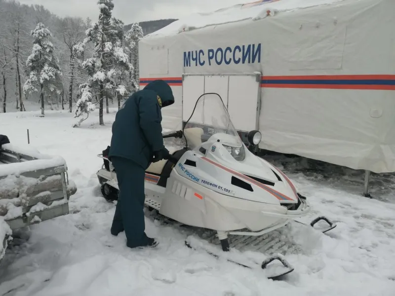 В Краснодарском крае более 800 сотрудников МЧС помогают водителям справиться с последствиями непогоды
