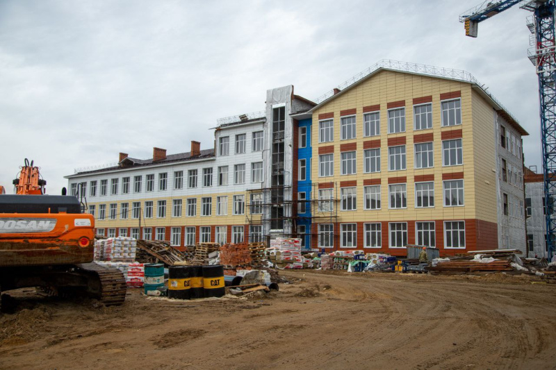 В Благовещенске новую школу достроят одновременно с ремонтом ул. Тепличной